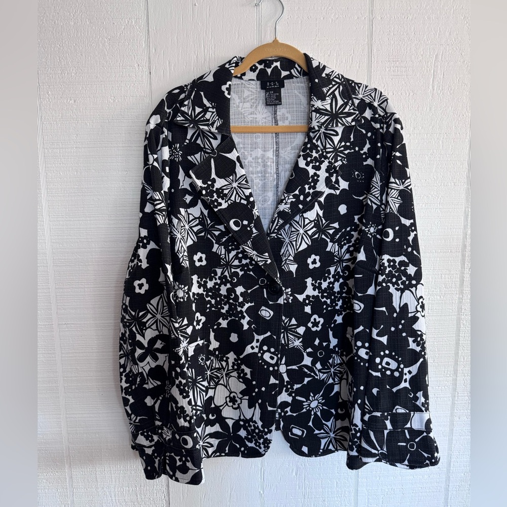 RQT size 3x Black and White Floral Blazer